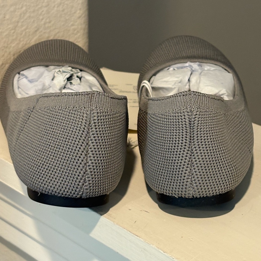 Amazon Essentials Women's Belice Ballet Flat - Gray Microfiber Size 5 (Tried On) - Picture 8 of 11